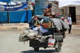 Des déplacés palestiniens quittent avec des affaires Rafah, dans le sud de la bande de Gaza, le 6 mai 2024, après un ordre d'évacuation d'Israël qui combat le mouvement islamiste palestinien Hamas