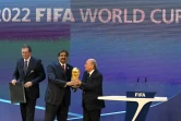 L'Emir du Qatar le Sheikh Hamad bin Khalifa al-Thani reçoit le trophée de la Coupe du monde des mains du président de la FIFA Joseph Blatter, le 2 décembre 2010 à Zurich, après la désignation de son pays comme hôte du Mondial en 2022