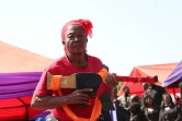 Une femme portant une fausse arme en bois lors des funérailles de l'ex-chef de guerre libérien Prince Johnson, à Ganta (Liberia), le 18 janvier 2025