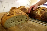 La boule de pain blanc, à la croûte dorée et à la mie généreuse, pèse 1,2 kg et se compose d'une "farine sans améliorant et sans levure