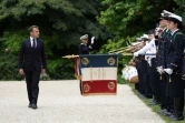 Le président Emmanuel Macron passe en revue less troupes qui participeront au défilé du 14 juillet, le 2 juillet 2024 à Paris