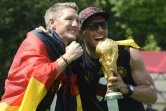 Schweinsteiger et Podolski, le 15 juillet 2014 à Berlin après la victoire de l'Allemagne lors du Mondial-2014