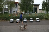 Des robots autonomes Starship stationnés près d'un supermarché à Milton Keynes, en Angleterre, le 20 septembre 2021