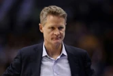 L'entraîneur des Golden State Warriors Steve Kerr suit le match face aux Phoenix Suns, le 8 avril 2018 à Phoenix