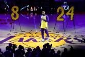 La star des Los Angeles Lakers, LeBron James, rend hommage à Kobe Bryant, décédé dans un accident d'hélicoptère, lors d'une cérémonie le 31 janvier 2020 au Staples Center à Los Angeles, avant le match de NBA contre les Portland Trail Blazers