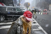La neige tombe sur un soutien de Donald Trump dans les rues de Washington, le 19 janvier 2025