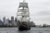 Un bateau portant la bannière "Rise for climate" (Debout pour le climat) entre dans le port de Sydney, en Australie, le 8 septembre 2018, au début de la journée d'action mondiale pour le climat