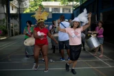 La psychologue Ariadne Mendes (d), cofondatrice de Loucura Suburbana, lors d'une répétition pour le carnaval,  le 14 janvier 2020 à Rio