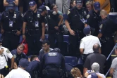 La police intervient pour évacuer des militants écologistes venu troubler la demi-finale du simple femmes de l'US Open entre Coco Gauff et Karolina Muchova le 7 septembre 2023 à New York