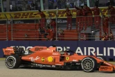 Sebastian Vettel salue son équipe à bord de sa Ferrari après sa victoire dans le GP de Singapour, le 22 septembre 2019