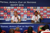 Le sélectionneur du Bénin Michel Dussuyer et le défenseur Olivier Verdon en conférence de presse, le 9 juillet 2019 au Caire