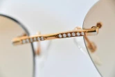 Des diamants sur une paire de lunettes dans les ateliers de Gold & Wood à Hosingen au Luxembourg, le 15 février 2020