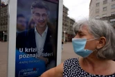 Une affiche électorale du parti au pouvoir HDZ avec le slogan: "les héros se révèlent pendant les crises", le 2 juillet 2020 à Zagreb