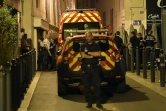 Experts et policiers devant le bar où deux hommes ont tués par balles le 6 septembre 2016 à Marseille