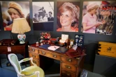 Le bureau sur lequel travaillait Diana, princesse de Galles, recouvert de quelques effets personnels choisis par ses fils, lors d'une séance photo au Palais de Buckingham à Londres, le 20 juillet 2017