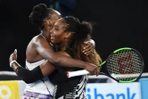 L'Américaine Serena Williams (d) enlace sa soeur Venus après avoir remporté la finale de l'Open d'Australie, le 28 janvier 2018 à Melbourne