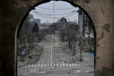 L'artère principale de Marioupol, dans le sud de l'Ukraine, vue depuis le théâtre dévasté par une attaque aérienne, le 12 avril 2022