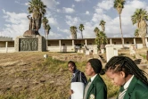 Des écolières de Namibie passent le 20 juin 2017 devant un monument à la mémoire des victimes du génocide contre les Herero et les Nama en 1904
