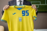 Le maillot de la sélection d'Ukraine, validé mais finalement jugé politique, est présenté par le président ukrainien Volodymyr Zelensky, le 9 juin 2021 à Kiev
