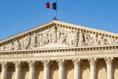 Des voix à contre-courant s'exprimeront dans les différents groupes politiques, qui laisseront la liberté de vote à leurs troupes face à un choix sociétal touchant à l'intime