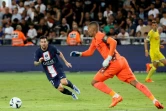 Lionel Messi efface le gardien nantais Alban Lafont et s'ouvre le chemin du but lors du Trophée des Champions à Tel Aviv, le 31 juillet 2022 