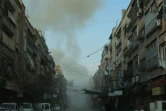 Un Syrien marche dans une rue bombardée de Douma, le fief rebelle de la Ghouta orientale, aux portes de Damas, le 23 février 2018