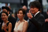 (g-d) les actrices sud-coréennes Cho Yeo-Jeong et Chang Hyae-jin, et le réalisateur Bong Joon-Ho, avant la projection du film "Parasite", le 21 mai 2019 à Cannes