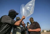 Des Palestiniens attachent un explosif à des ballons qu'ils lâchent vers Israël, le 21 août 2020