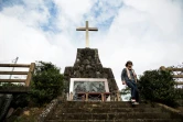 Une femme visite la tombe du chrétien japonais Gaspar Nishi, exécuté en 1609 sur l'île Ikitsuki dans la préfecture de Nagasaki, le 23 novembre 2016