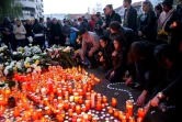 Des personnes disposent des bougies en hommage aux victimes de l'incendie dans la discothèque à Bucarest, le 31 octobre 2015