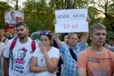 Un homme tient une pancarte lors d'une manifestation pour commémorer le 50e anniversaire de la répression du "Printemps de Prague"