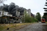 Des pompiers luttent contre un incendie dans un immeuble après une série d'attaques russes contre la ville de Kharkiv, dans l'est de l'Ukraine, le 7 juin 2025
