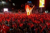 Plusieurs milliers de personnes rassemblées sur la place Kizilay dans la nuit du 17 au 18 juillet 206 à Ankara