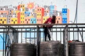 Un homme remplit une citerne d'eau après la fermeture de l'usine de dessalement de l'eau à Deir el-Balah, dans le centre de la bande de Gaza, le 10 mars 2025