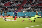 L&rsquo;attaquant français Karim Benzema marque un but face au gardien de but allemand Manuel Neuer, refusé pour hors-jeu après recours à l'assistance vidéo, lors de leur match (groupe F) de l&rsquo;Euro 2020, le 15 juin 2021 à Munich (9CA27F)