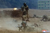 Photo diffusée par l'agence nord-coréenne KCNA, le 5 avril 2025, de soldats nord-coréens à l'entraînement dans un lieu indéterminé, le 4 avril 2025