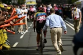 LRichard Carapaz après avoir franchi la ligne d'arrivée de la 1re étape du Tour de France le 1er juillet 2023 à Bilbao. Tombé à une vingtaine de km du but, perdant un quart d'heure sur les leaders, l'Equatorien a annoncé son abandon e début de soirée