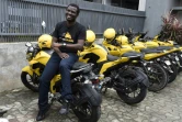 Le fondateur et patron du service de taxis-motos MaxOkada, Tayo Bamiduro, devant des motos de son entreprise, le 4 septembre 2019 à Lagos, au Nigeria