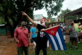 Des partisans du gouvernement cubain manifestent devant le domicile de l'opposant Yunior Garcia à La Havane, le 14 novembre 2021