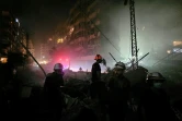 Des secouristes fouillent les décombres dans la banlieue sud de Beyrouth, le 6 juin 2025 quelques heures après des frappes israéliennes