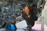 Une Palestinienne sauve quelques affaires d'une maison touchée par des bombardements israéliens nocturnes à Rafah, dans le sud de la bande de Gaza, le 20 avril 2024