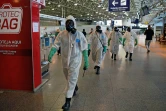 Des militaires après une mission de désinfection à l'aéroport Tom Jobim Galeao de Rio de Janeiro (Brésil) le 24 avril 2020