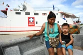 Yenny Cardena, une Amérindienne Wounaan, emmène son son fils à bord du navire-hôpital San Raffaele, le 24 avril 2019 dans le département du Choco, en Colombie