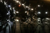 Un taxi et des vélos pris dans la circulation à Paris, le 14 janvier 2020