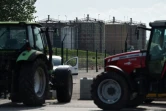Des agriculteurs bloquent avec leurs tracteurs l'accès à une raffinerie, le 11 juin 2018 à Reichstett, dans le Bas-Rhin