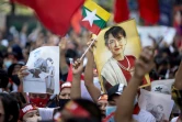 Des photos d'Aung San Suu Kyi et un drapeau de la Birmanie sont brandis lors d'une manifestation à Bangkok, en Thaïlande, le 1er février 2023