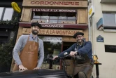 Le maître artisan cordonnier Thierry Hoo et son fils Clément devant la cordonnerie familiale "A la ville à la montagne", le 8 novembre 2023 à Paris