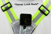 La mini caméra de .simstechnology, qui se porte dans le dos pour avertir l'utilisateur qu'une personne se rapproche de lui, est présentée au CES de Las Vegas, le 10 janvier 2024