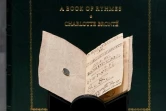 Un manuscrit miniature de la romancière anglaise Charlotte Bronte, dévoilé à la Foire internationale du livre ancien de New York, le 21 avril 2022