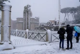 Des touristes visitent Rome sous la neige, le 26 février 2018